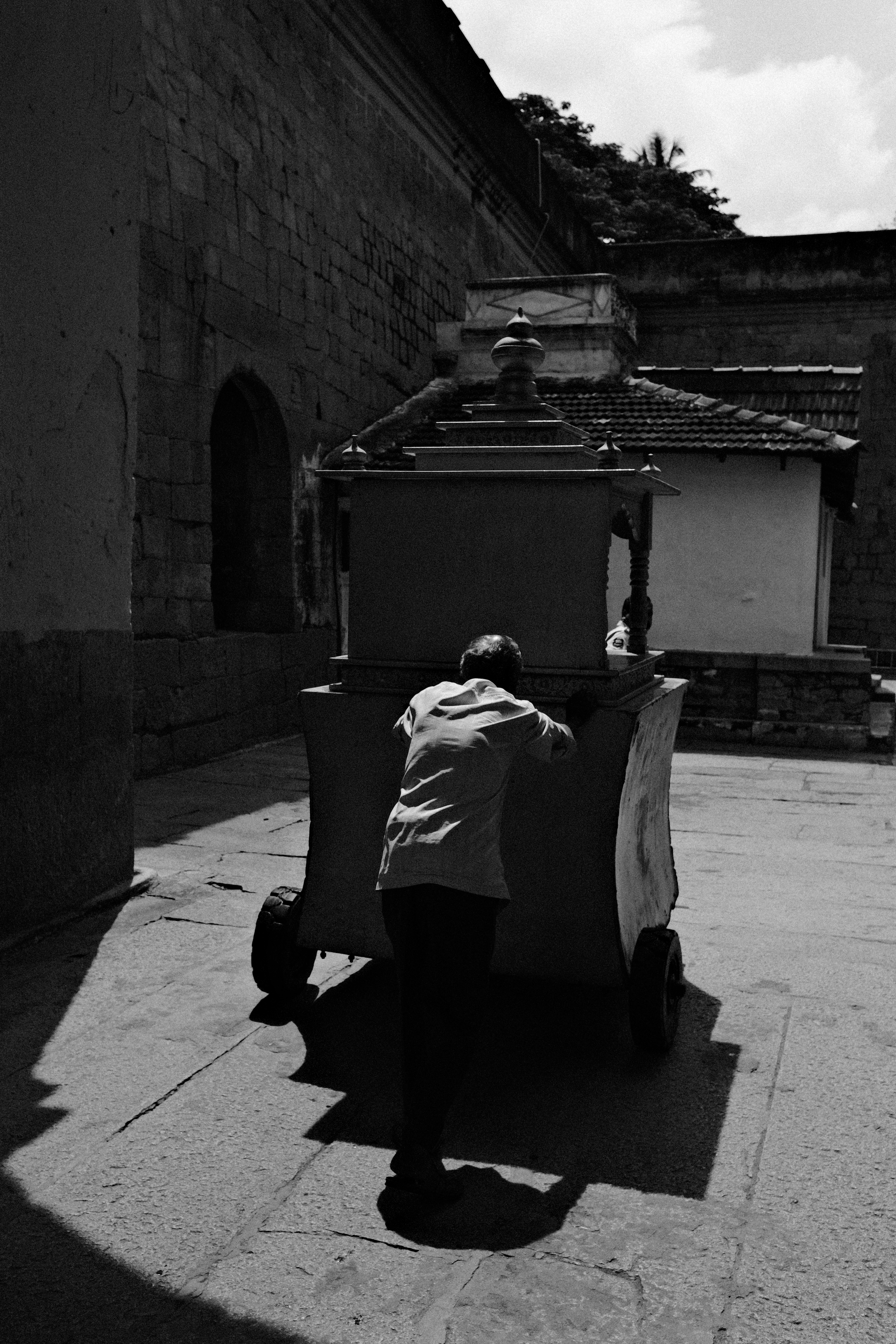 Logo design for the brand Redo on green gradient background