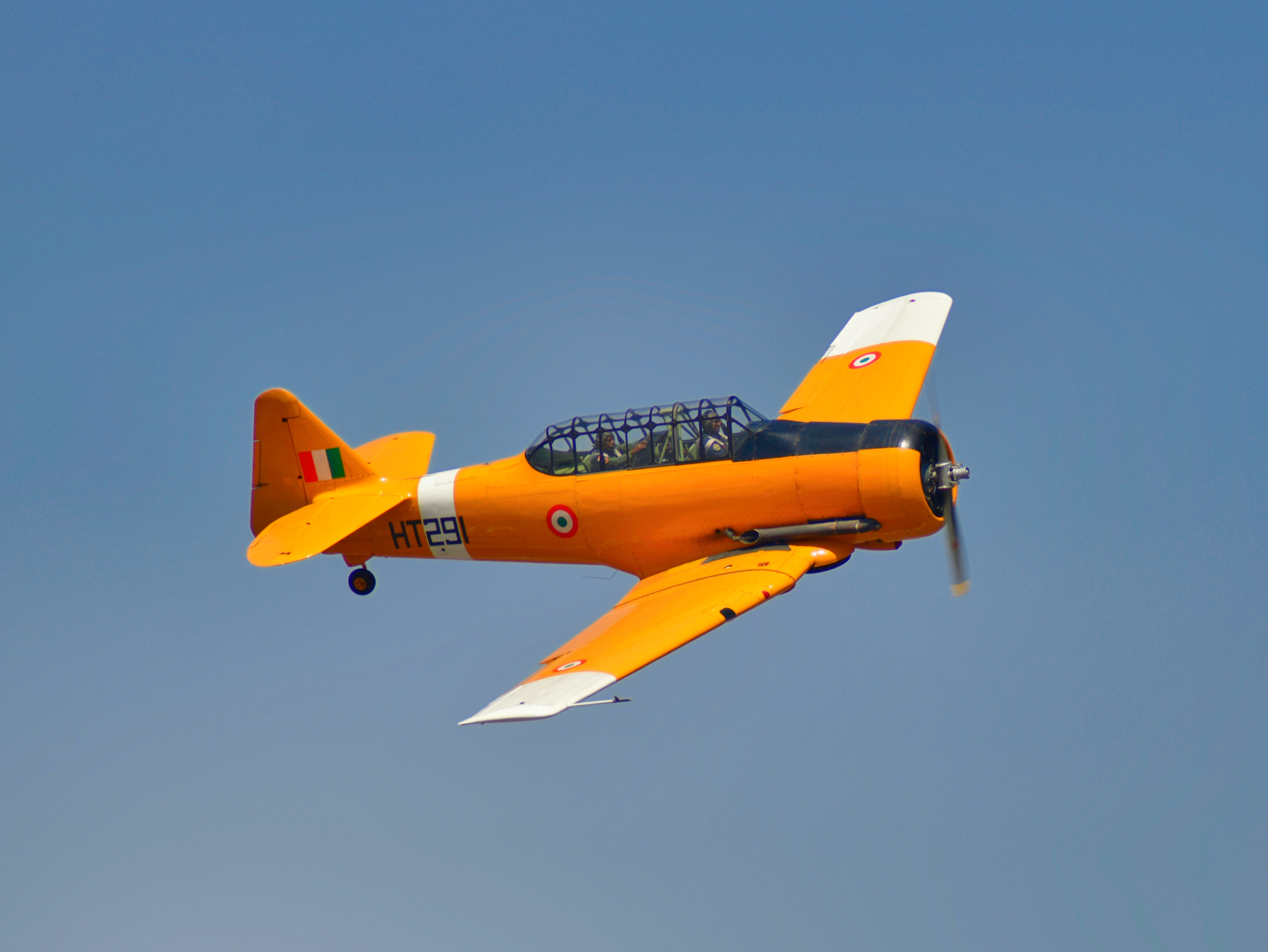 Logo design for the brand Redo on green gradient background