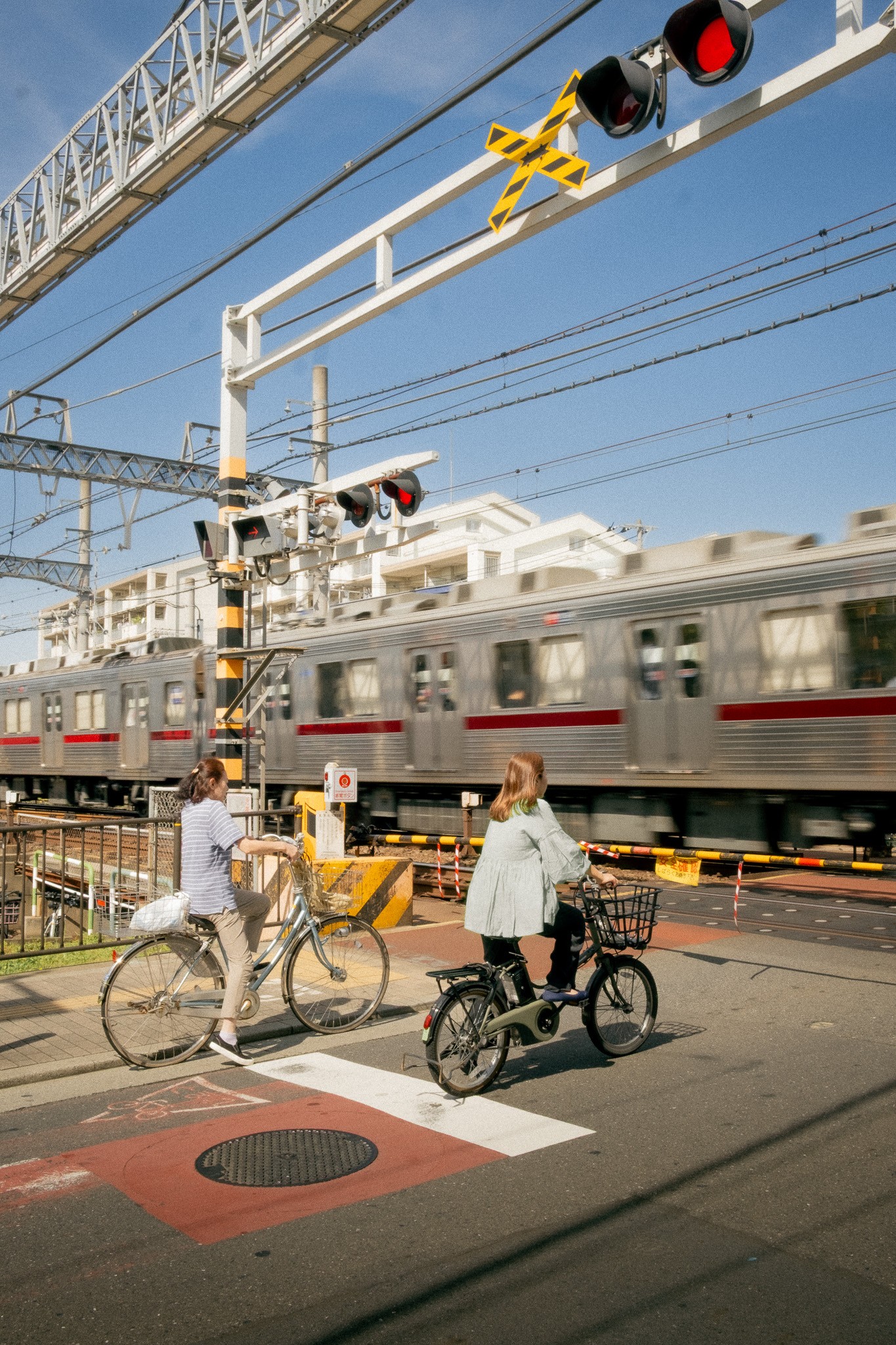 Logo design for the brand Redo on green gradient background