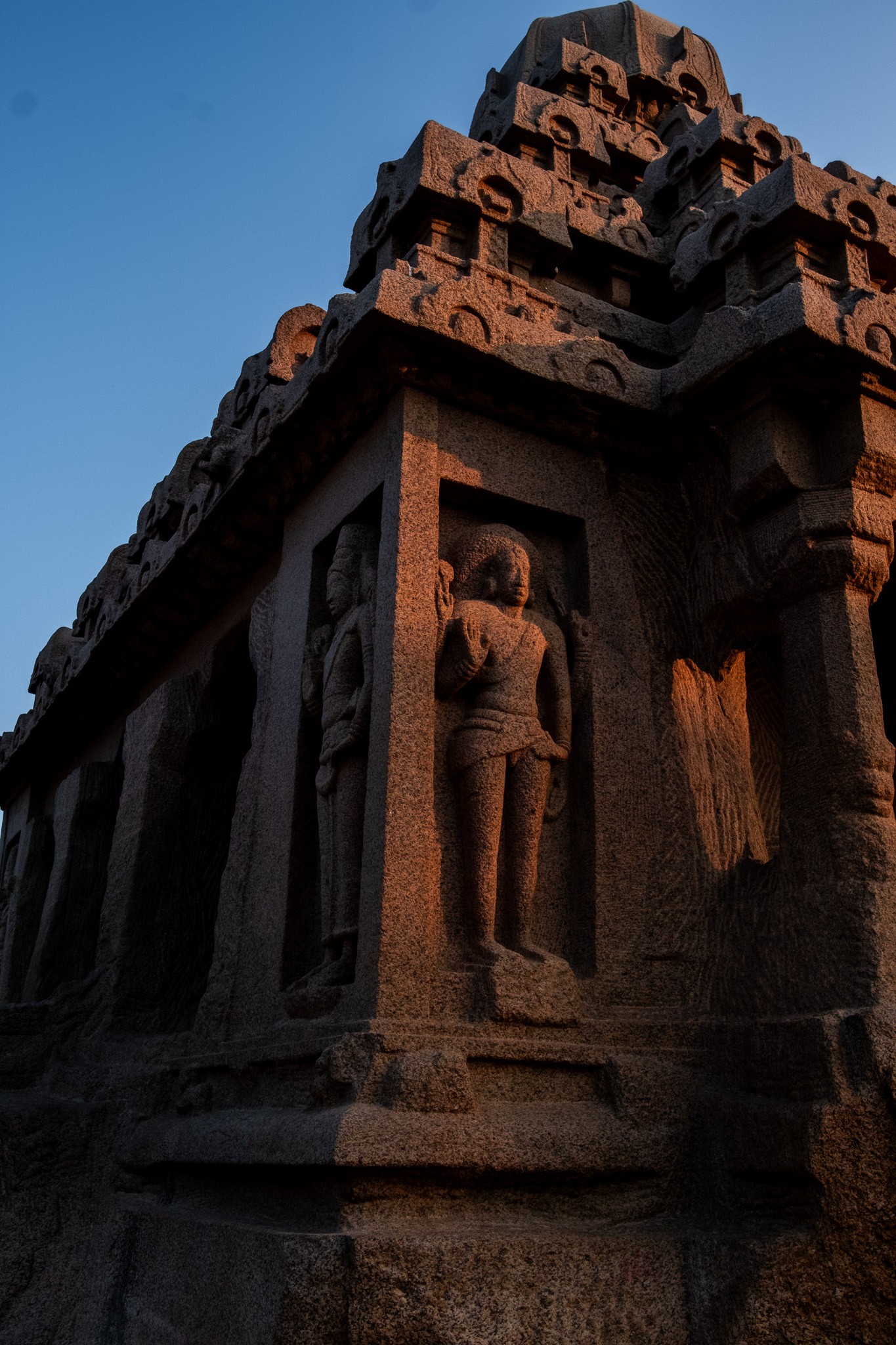 Logo design for the brand Redo on green gradient background